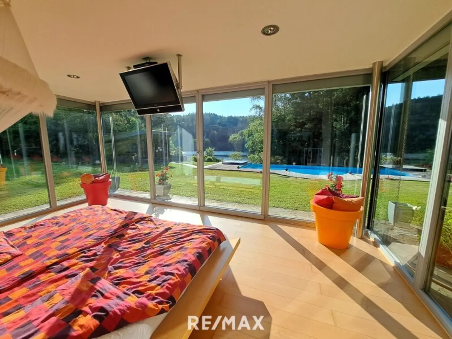 Schlafzimmer mit drei Glasfronten