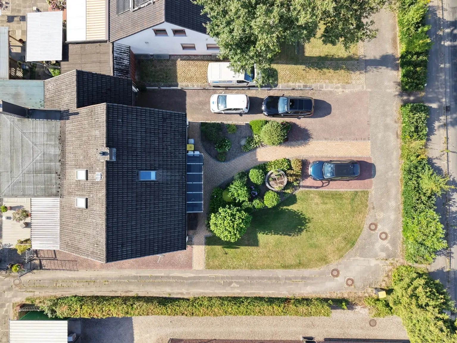 Drohnenaufnahme Auffahrt und Vorgarten