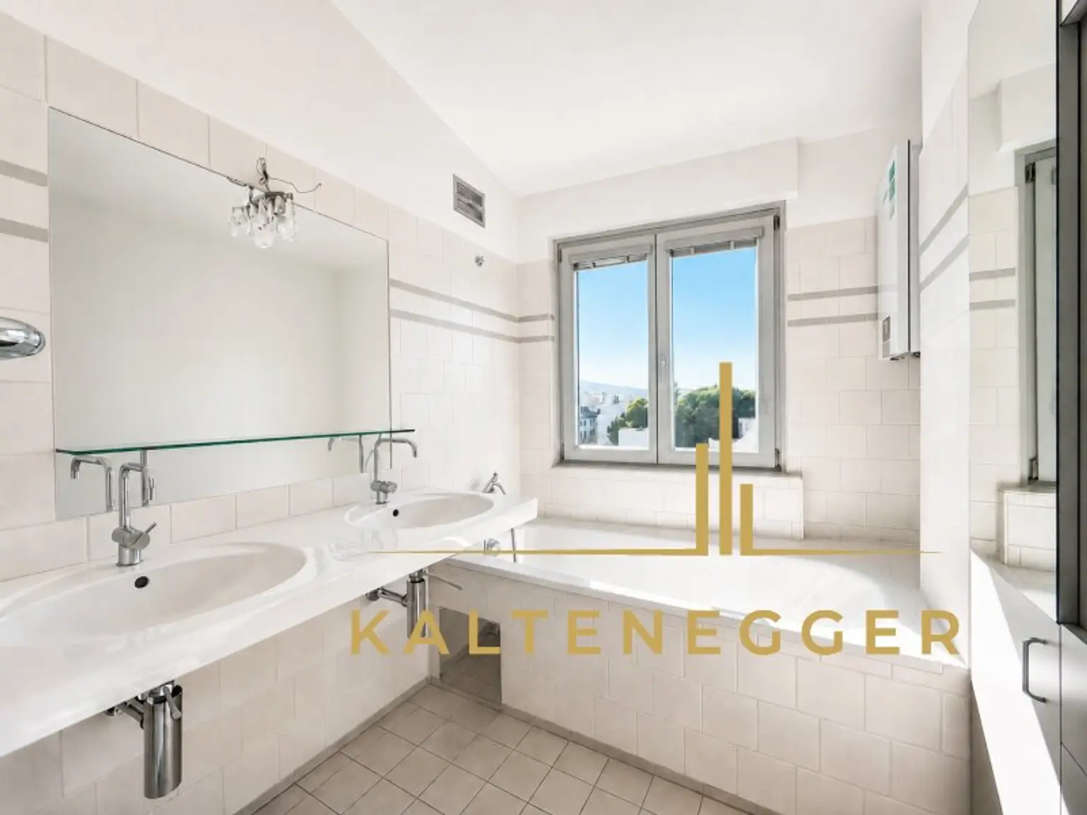 Badezimmer 4,86 m² mit Badewanne, Doppelwaschtisch und Fenster