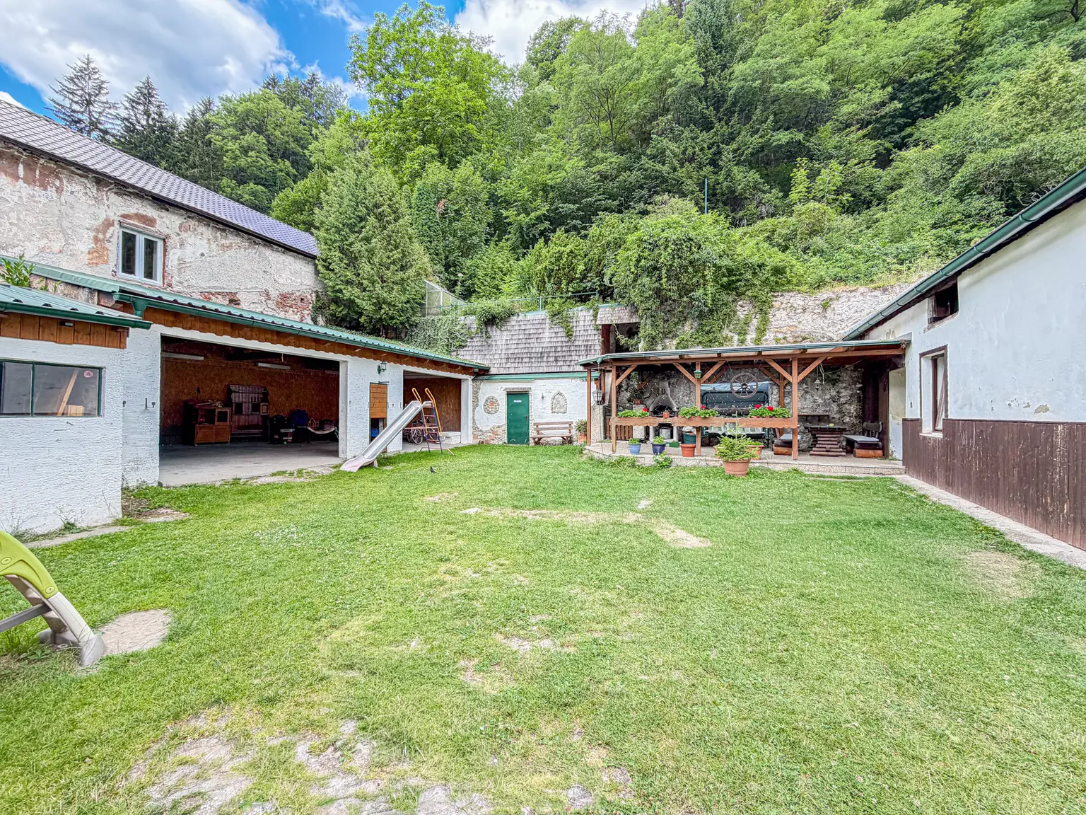 Mehrfamilienhaus mit 5 Wohneinheiten zu verkaufen!