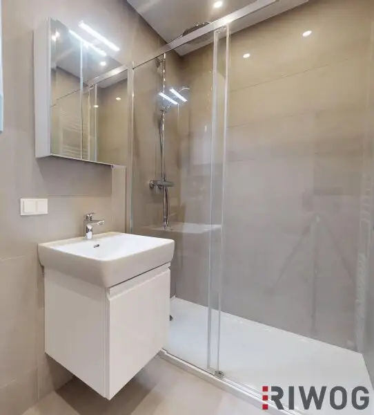 ERSTBEZUG nach Sanierung I Großzügige 2 Zimmer Wohnung mit Loggia I Tischler Einbauküche inkl. Siemensgeräte I Allerheiligenplatz I U-Bahn Nähe