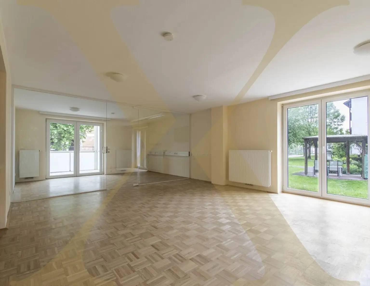 3 MONATE MIETFREI! Helle Büro-/Praxisfläche mit Loggia und Küche in Laakirchen zu vermieten!