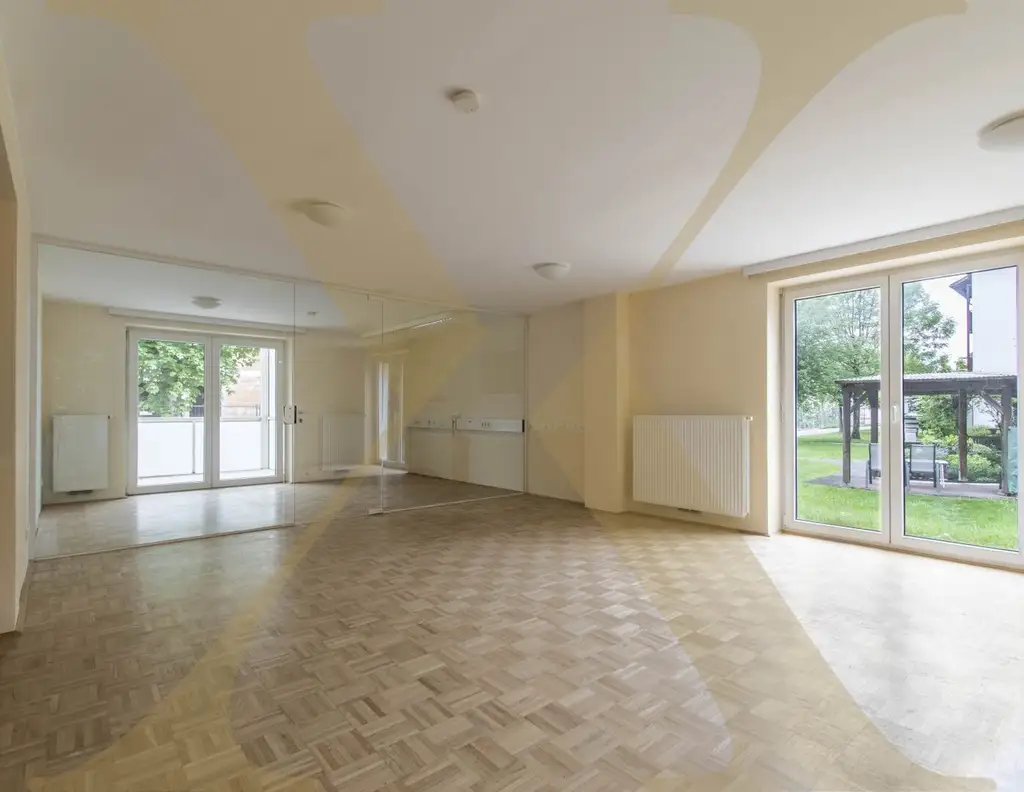 3 MONATE MIETFREI! Helle Büro-/Praxisfläche mit Loggia und Küche in Laakirchen zu vermieten!