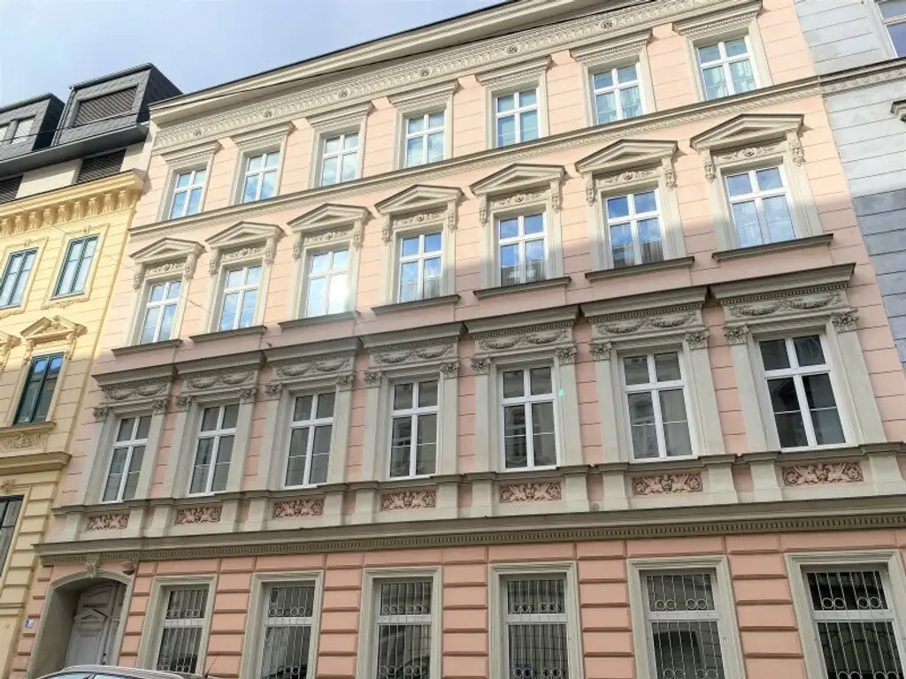 ERSTBEZUG NACH SANIERUNG: Ansprechende 6-Zimmer-Altbauwohnung mit Balkon, unweit von Kutschermarkt