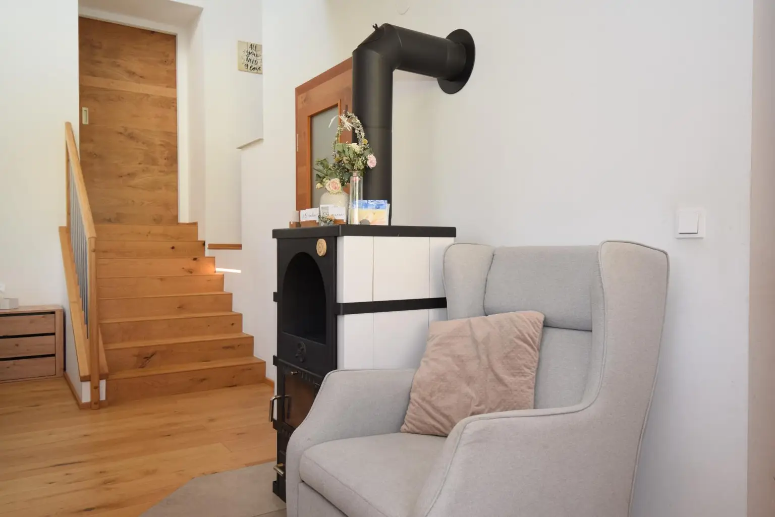 Einzelofen mit gemütlichem Sitzplatz