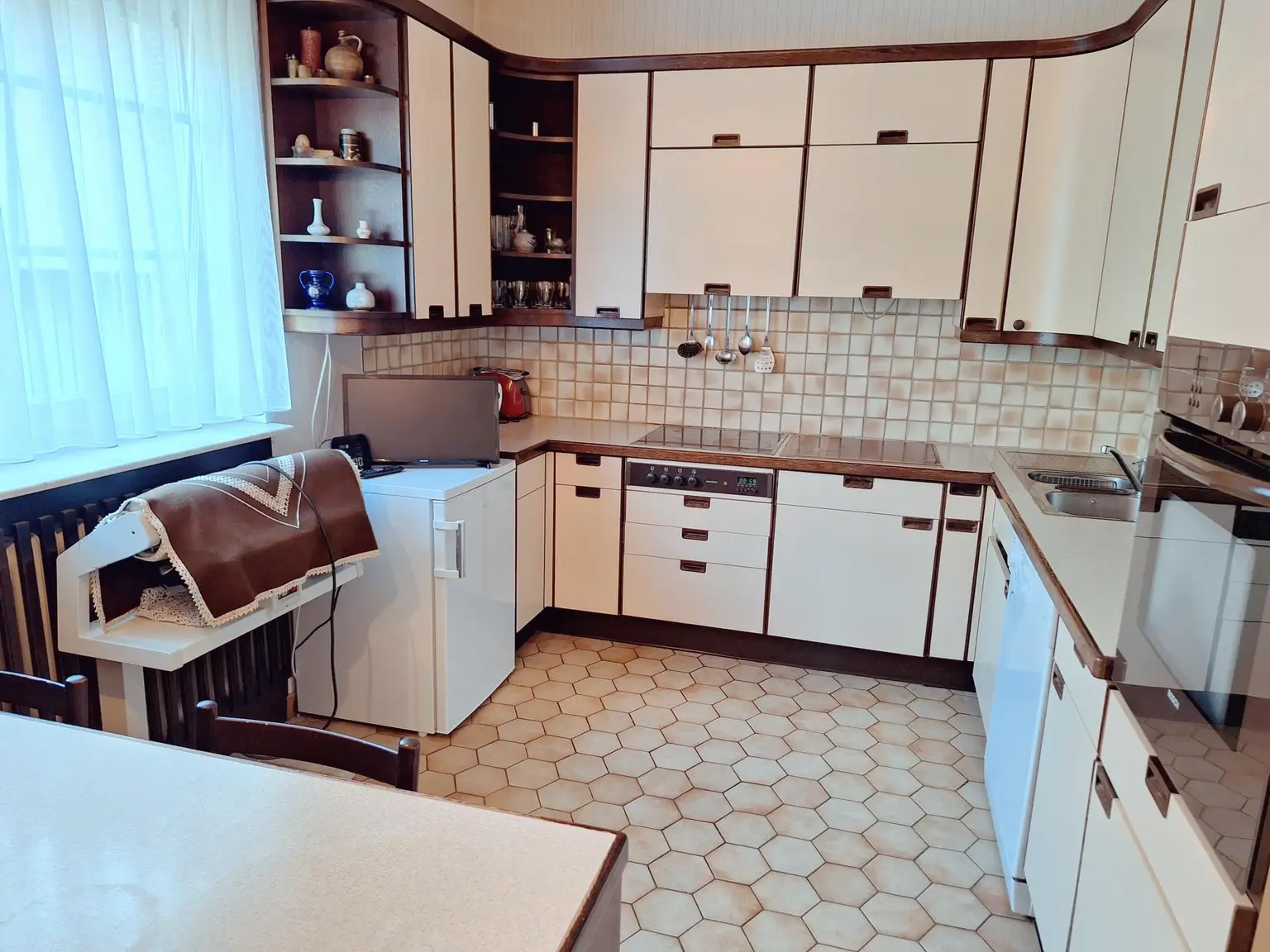 EINFAMILIENHAUS MIT GROSSEM GRUND