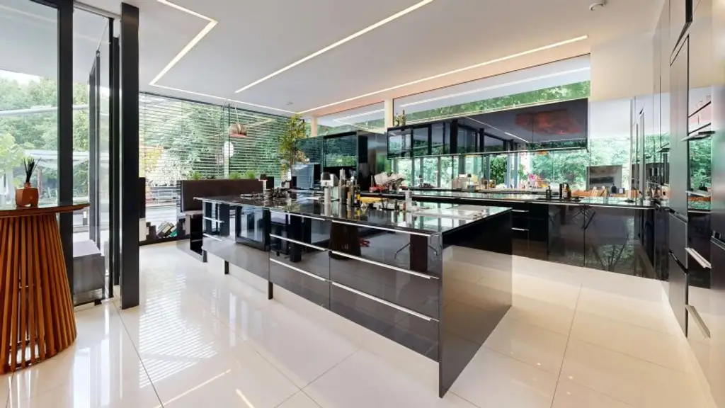 Luxusvilla mit Infinitypool in absoluter Ruhelage in Hinterbrühl – Exklusives Anwesen mit Top-Ausstattung