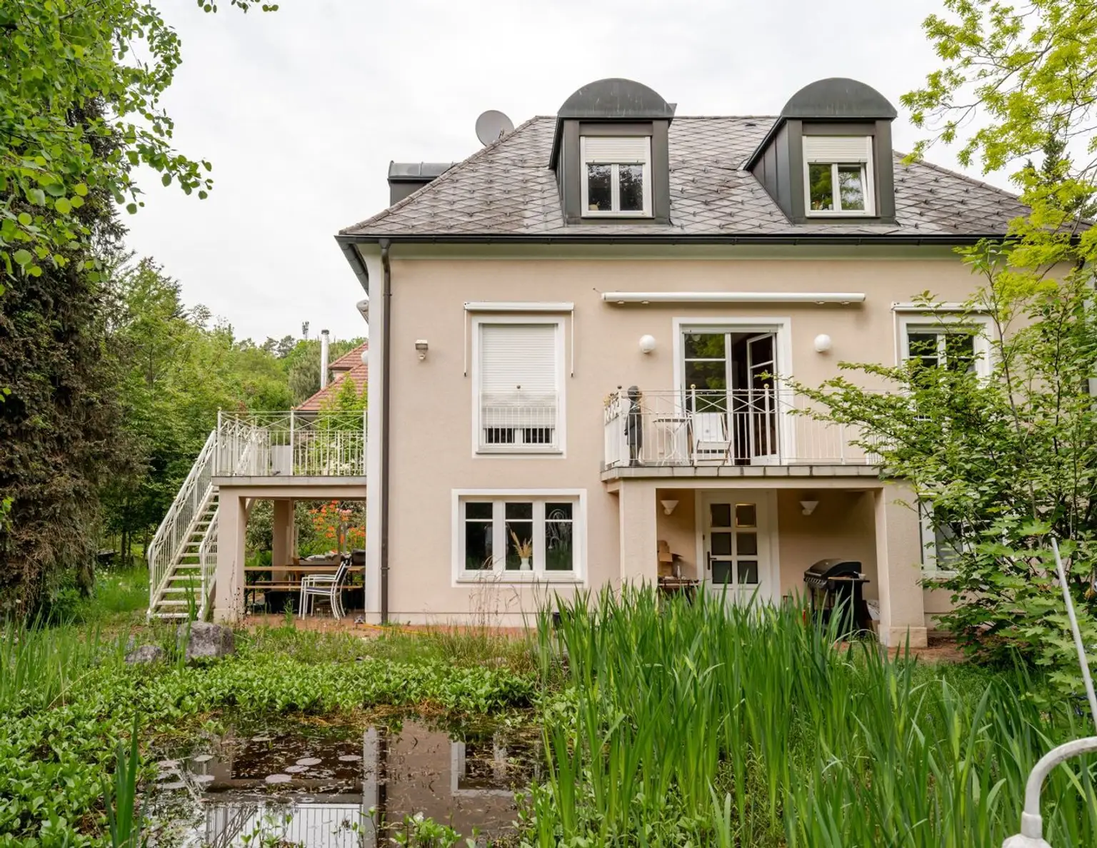 Großes Haus in Ruhelage mit Garten, Balkonen und Garage in Graz Ragnitz