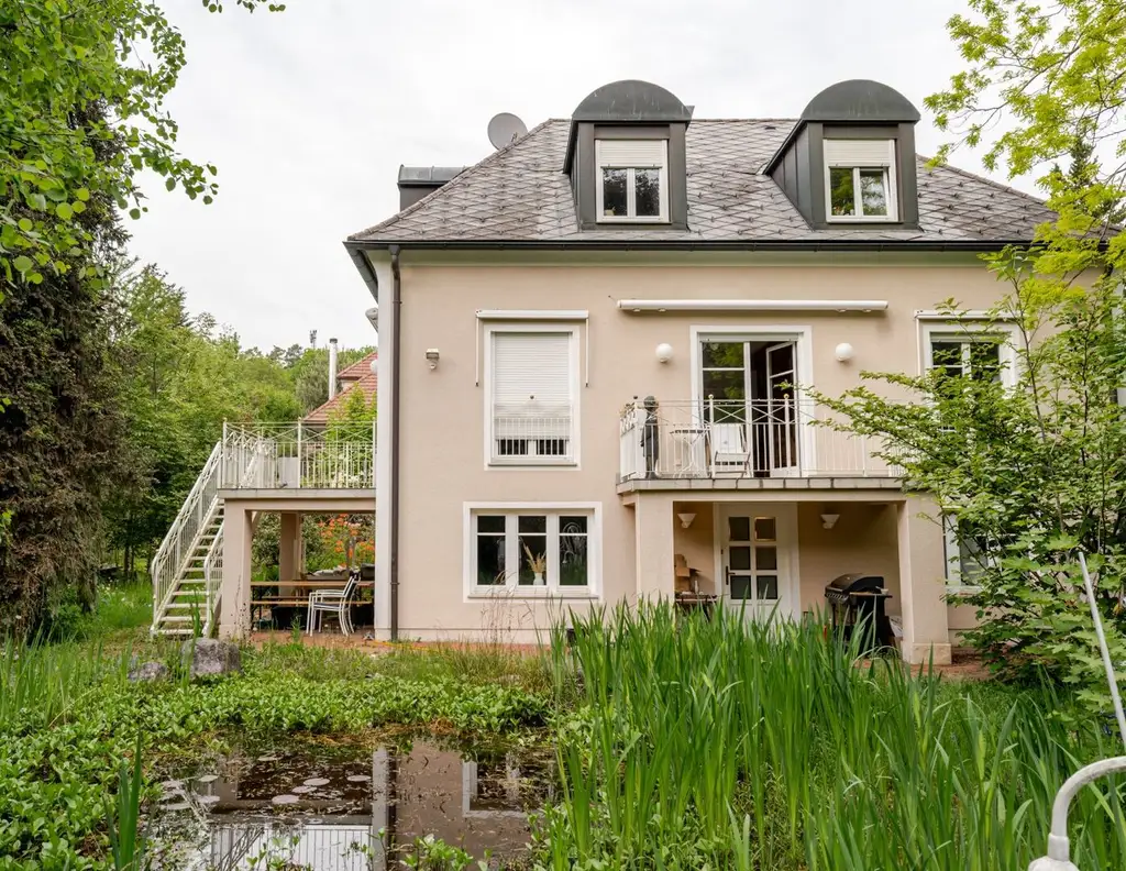 Großes Haus in Ruhelage mit Garten, Balkonen und Garage in Graz Ragnitz