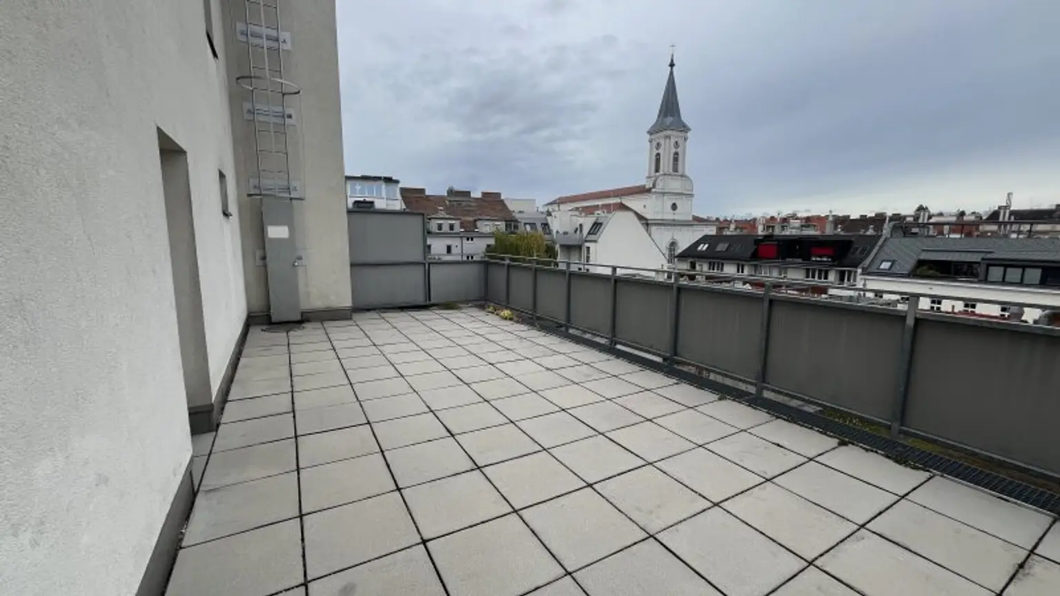 + Studentenhit + TOP LAGE + 500 m von der Fußgängerzone, Meidlinger Hauptstraße sowie der U6 entfernt + Wohnung in 1120 Wien: mit Balkon am Dach 5. Stock ohne Lift+