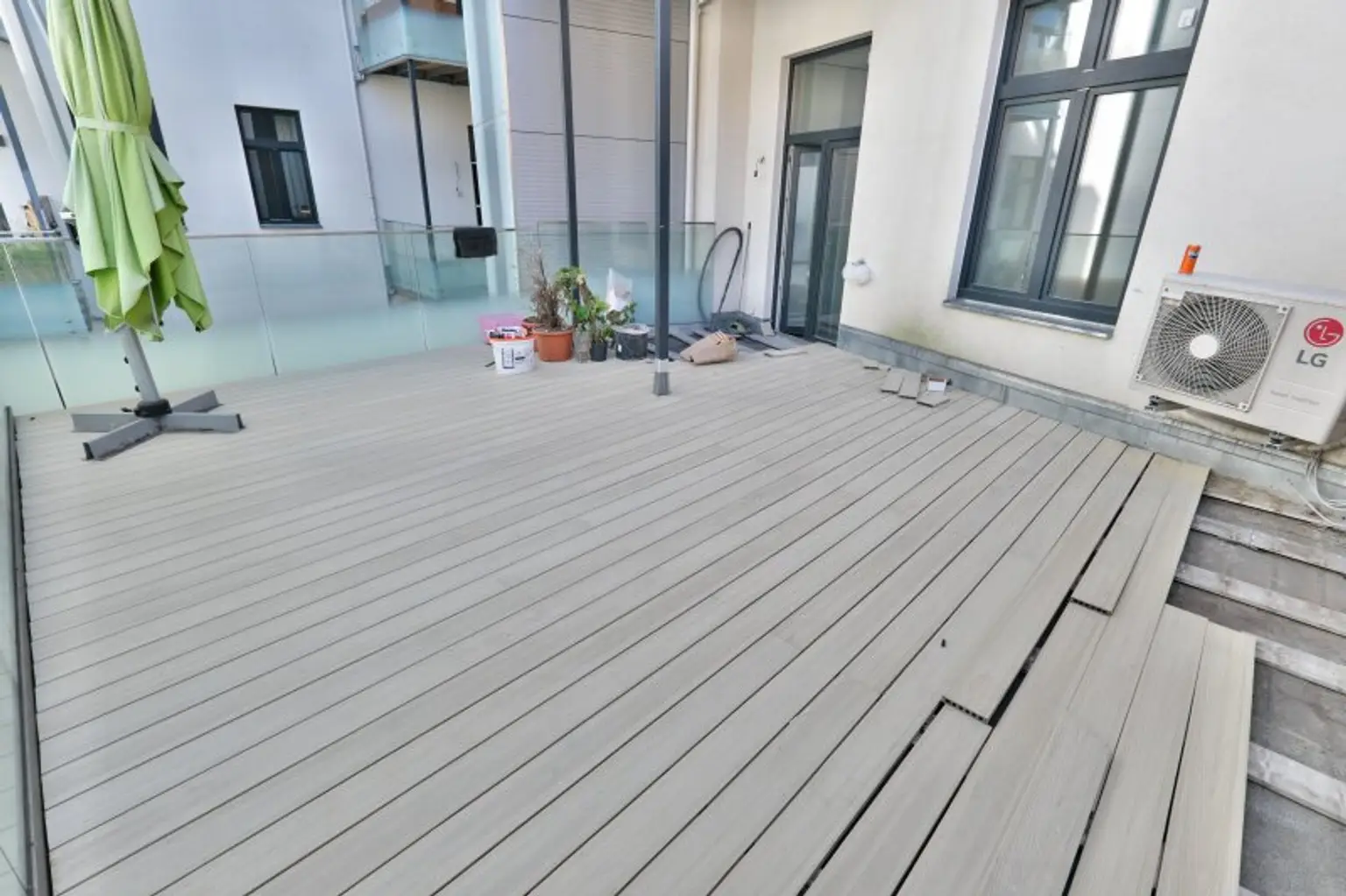 SIEBENBRUNNENPLATZ: Wohnküche + 2 Zimmer + 32 m² Terrasse (neben neuer U2-Station Reinprechtsdorfer Straße)