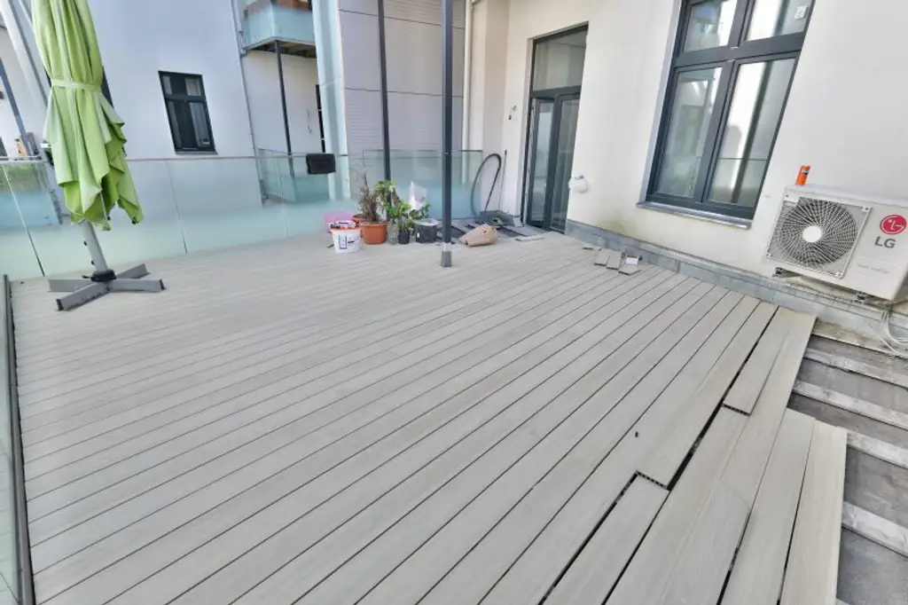 SIEBENBRUNNENPLATZ: Wohnküche + 2 Zimmer + 32 m² Terrasse (neben neuer U2-Station Reinprechtsdorfer Straße)