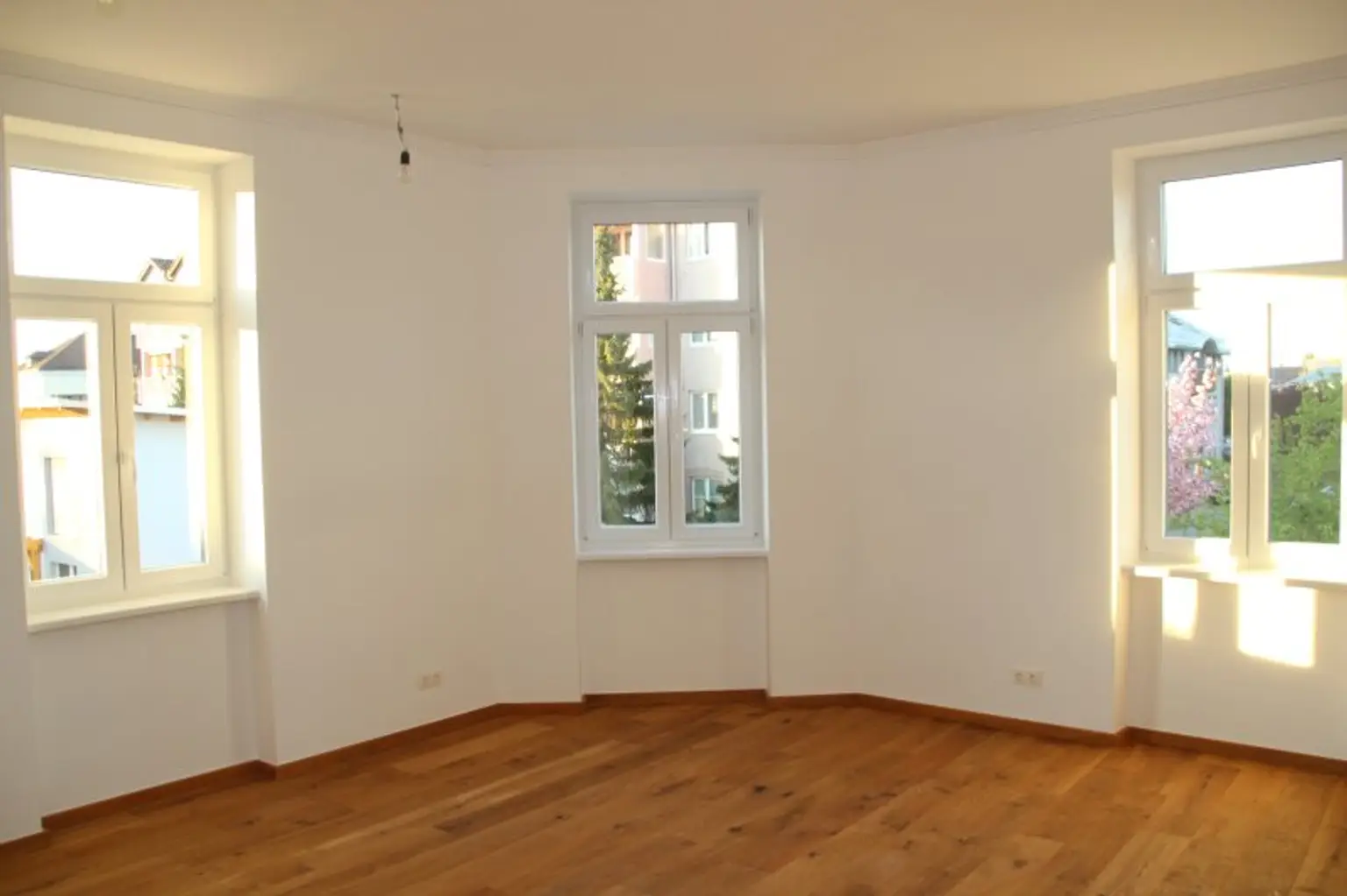 GRÜNRUHELAGE KORNEUBURG, NAHE HAUPTPLATZ: MODERN WOHNEN IM REVITALISIERTEN STILALTBAU!!