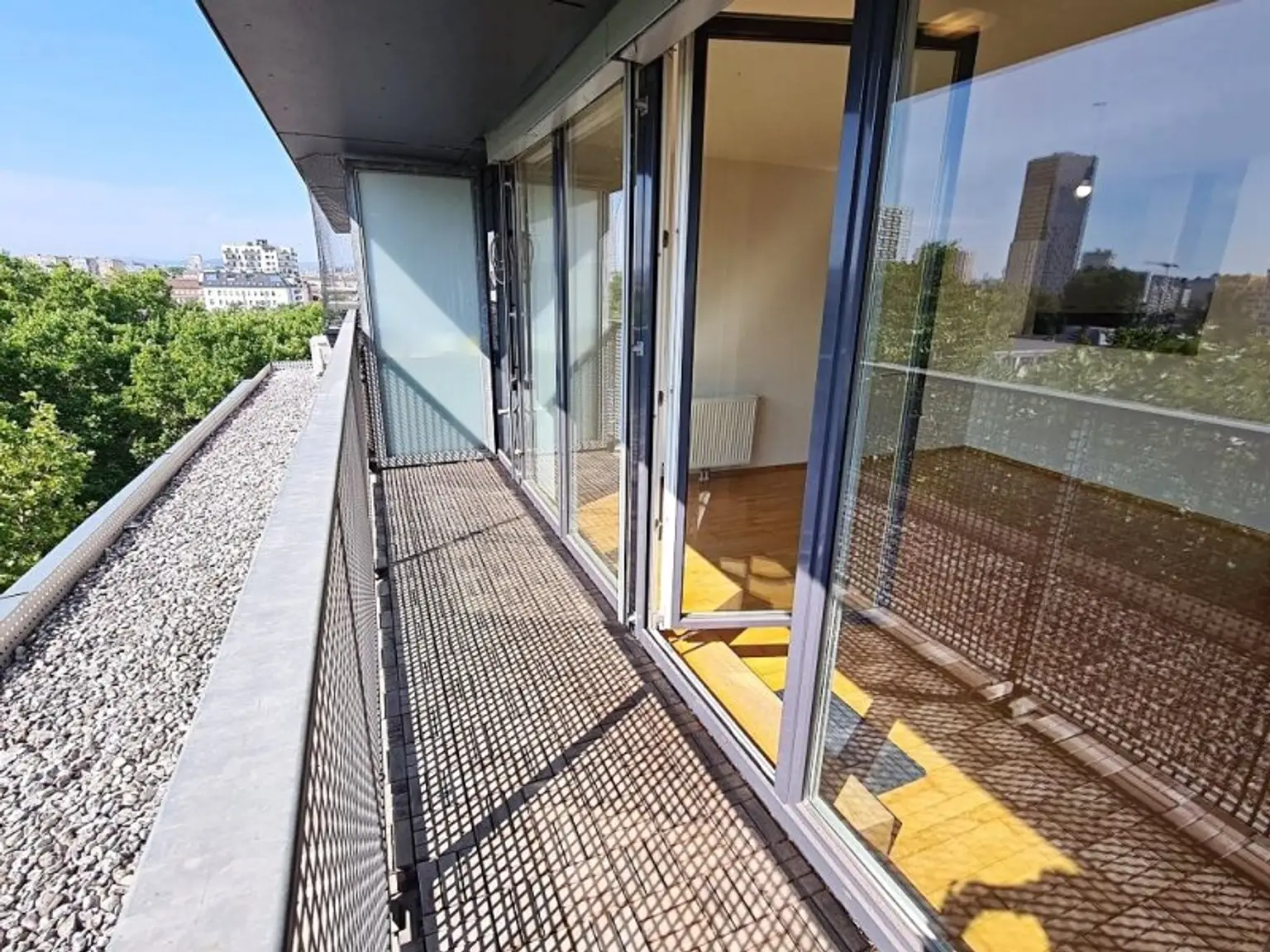 INNSTRASSE, FERNBLICK, unbefristete 97 m2 Dachgeschoß-Maisonette mit Loggia, 2 Zimmer, Komplettküche, Wannenbad, Parketten, gefördert
