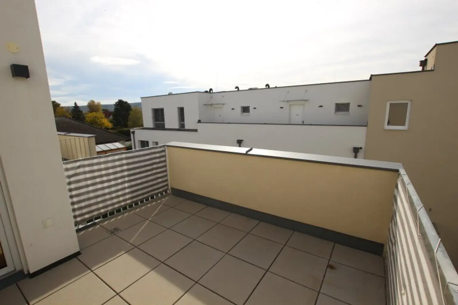 KLIMAANLAGE, SCHWIMMBAD, SCHÖNE TERRASSE MIT ELEKTRISCHER MARKISE, BAUJAHR 2022, GRÜNRUHELAGE KORNEUBURG!!