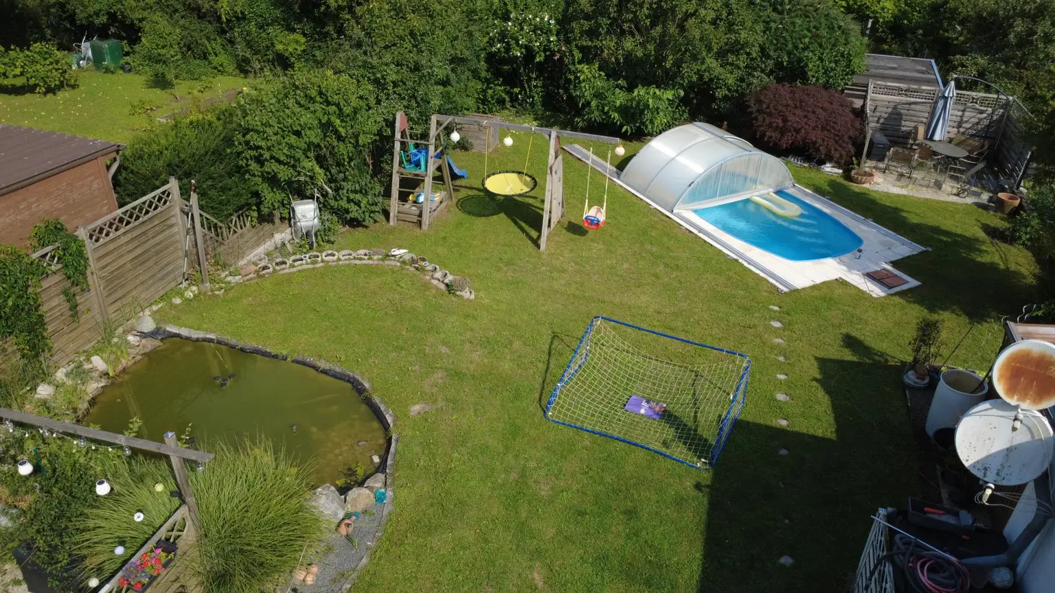 Einfamilienhaus mit Pool und großem Garten in verkehrsgünstiger Lage
