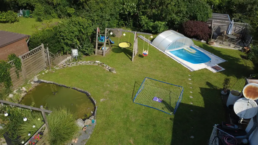 Einfamilienhaus mit Pool und großem Garten in verkehrsgünstiger Lage