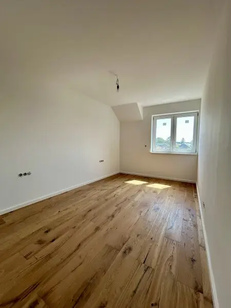 Erstklassige 73.8m² Wohnung mit Balkon in Mannswörth, Perfekt für Erstbezug!
