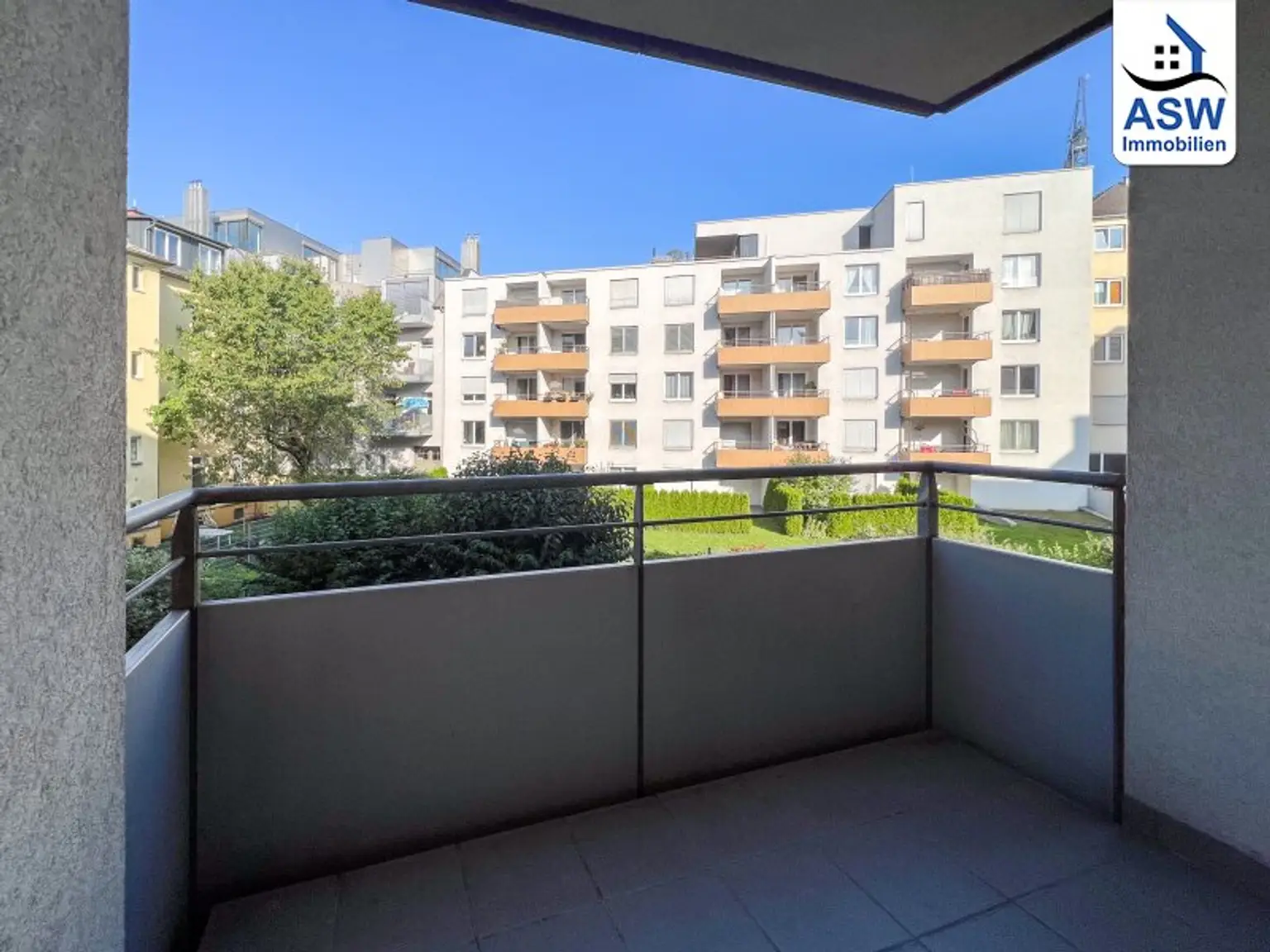 Schöne 2,5-Zimmerwohnung inklusive Küche mit schöner Loggia