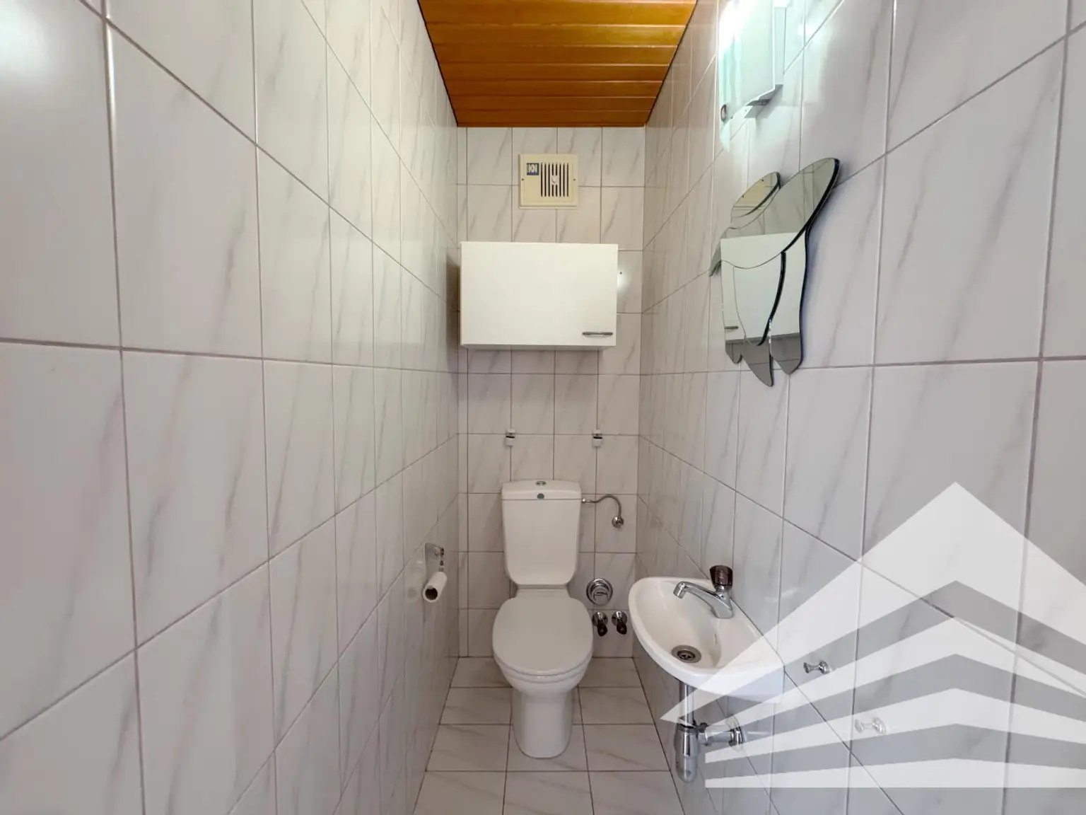 WC mit Handwaschbecken
