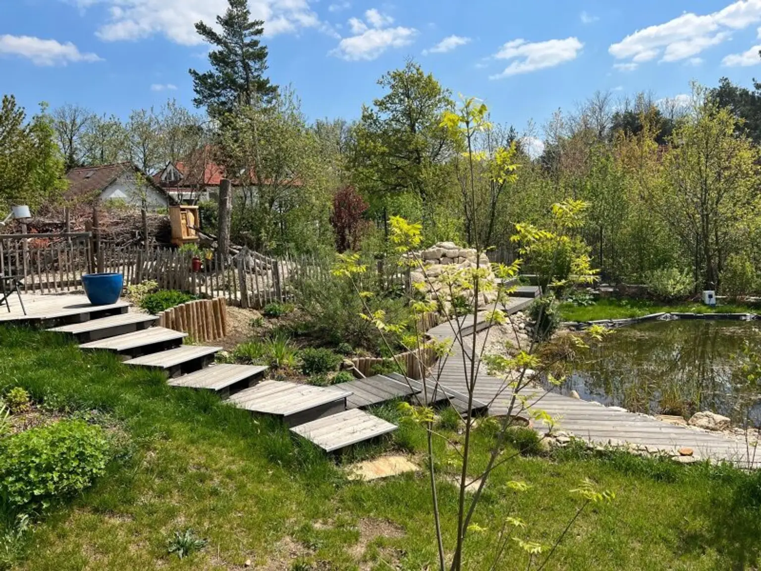 Luxus und Wohlbefinden - Traumvilla mit uneinsehbarem Garten in Grünlage