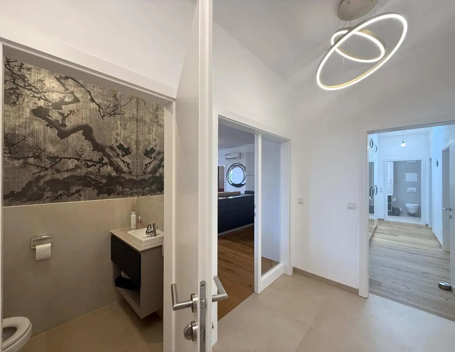 Luxus Penthouse mit Outdoor-Jacuzzi wird komplett möbliert vermietet // Luxury penthouse with outdoor Jacuzzi available for rent, fully furnished //