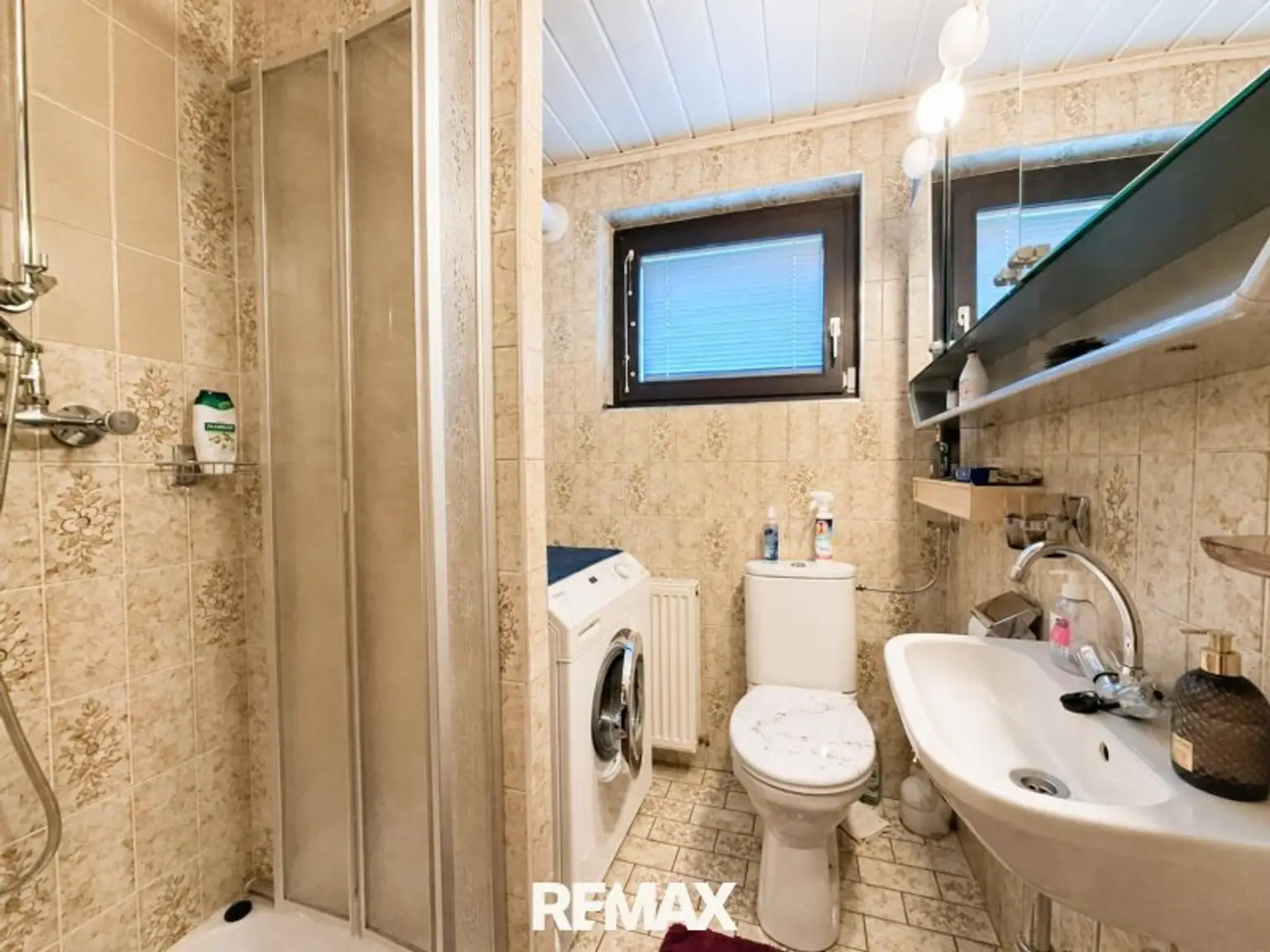 1. Badezimmer mit Dusche und WC