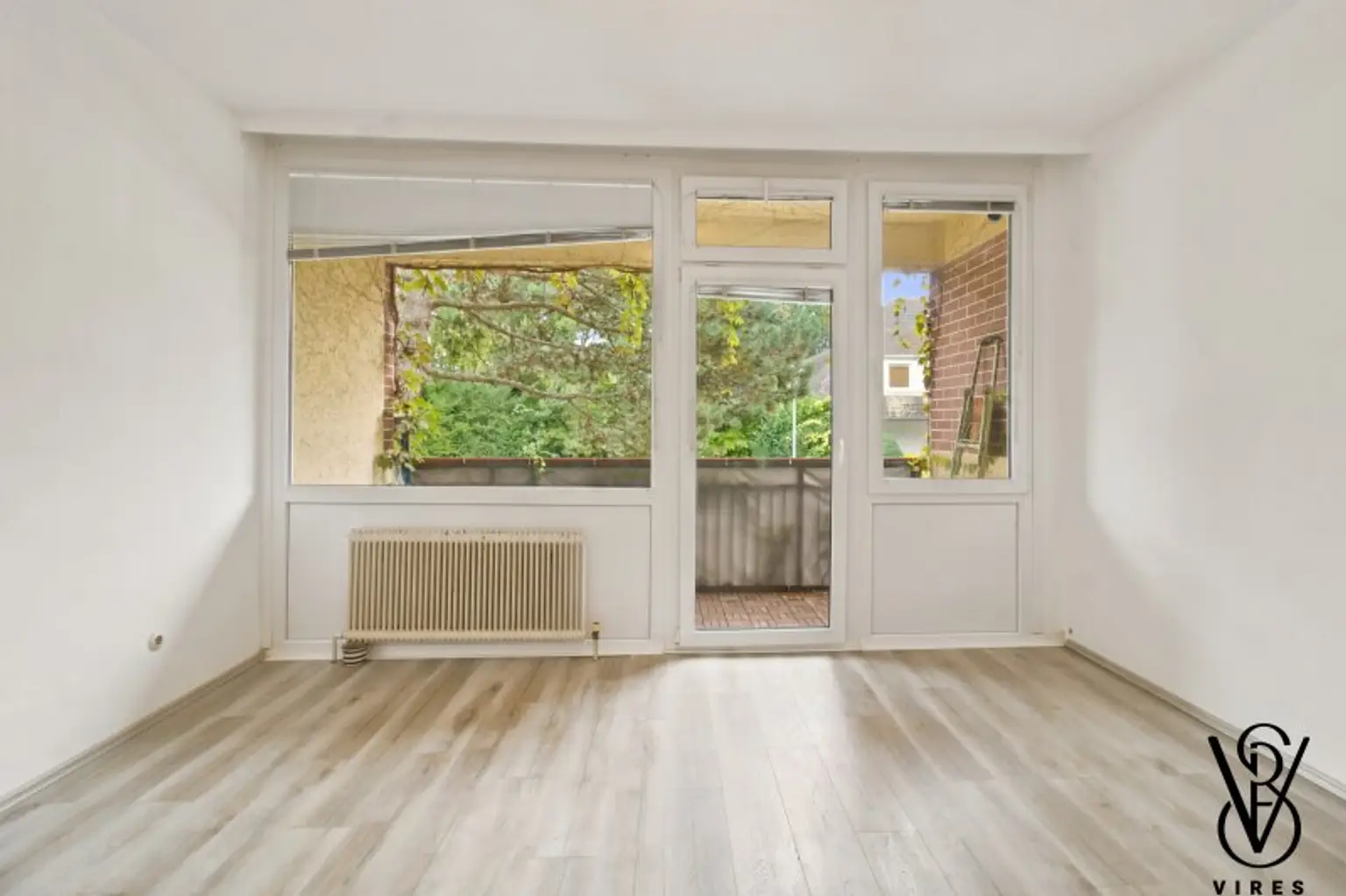 1. Stock: Schlafzimmer mit Glaswand zur Loggia
