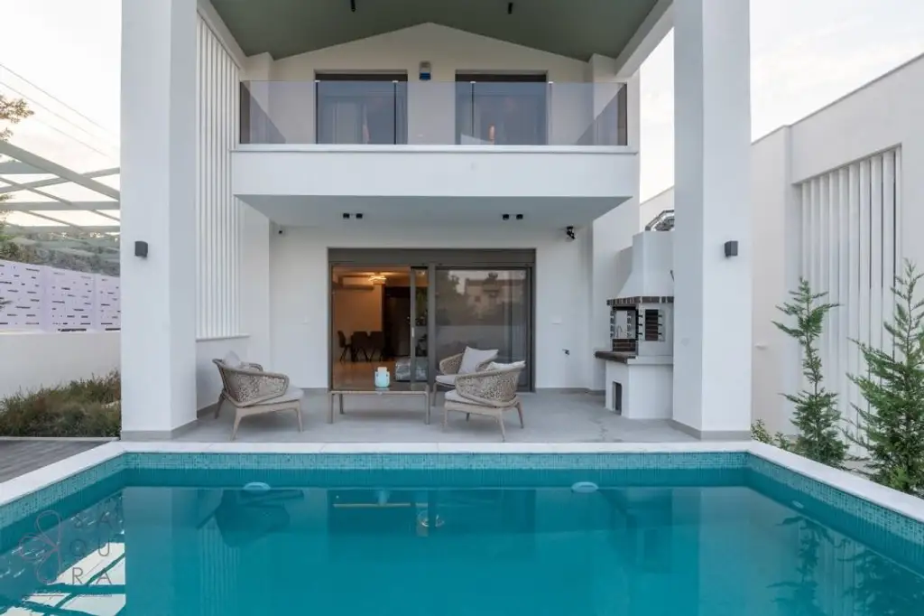 Exklusive Neubau-Maisonette in Polihrono – Drei Etagen moderner Luxus am Meer