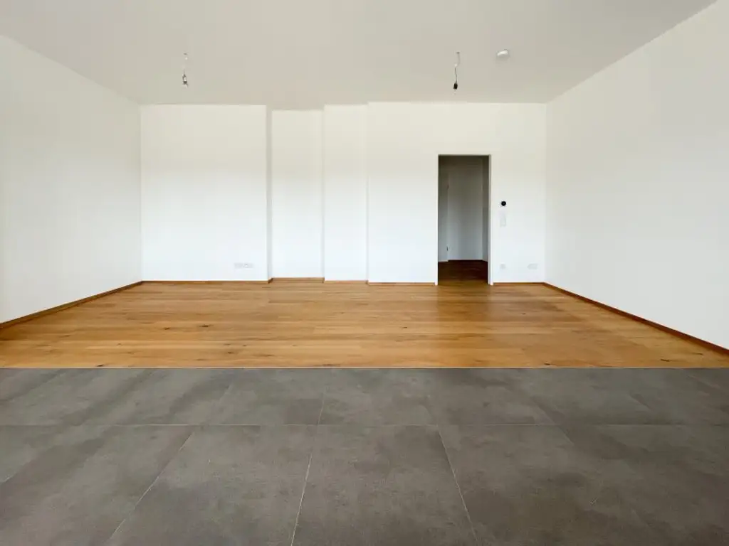 NÄHE NASCHMARKT: DG-AUSBAU IM ALTBAU - U4 Pilgramgasse - 3-Zimmerwohnung mit hofseitigem Balkon