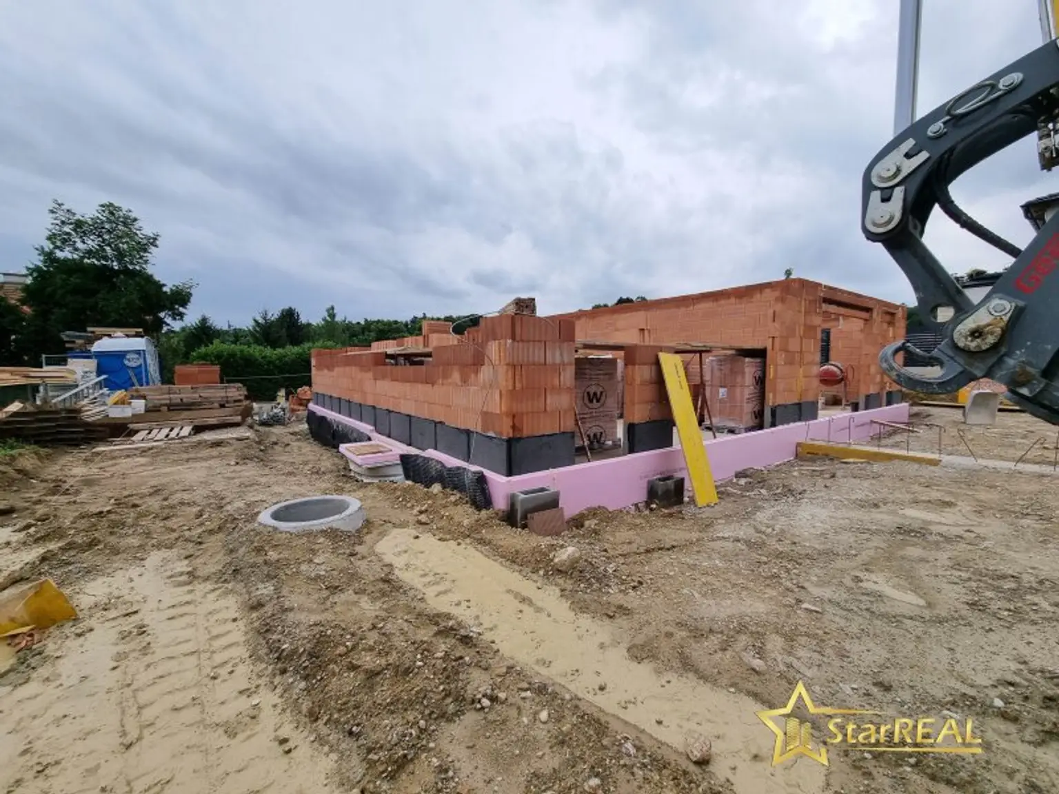 BAUBEGINN ERFOLGT! 2 HÄUSER VERFÜGBAR! EXKLUSIVES DOPPELHAUSPROJEKT. 5 ZIMMER. ZIEGELHAUS MIT KELLER, BALKON, TERRASSE, CARPORT.