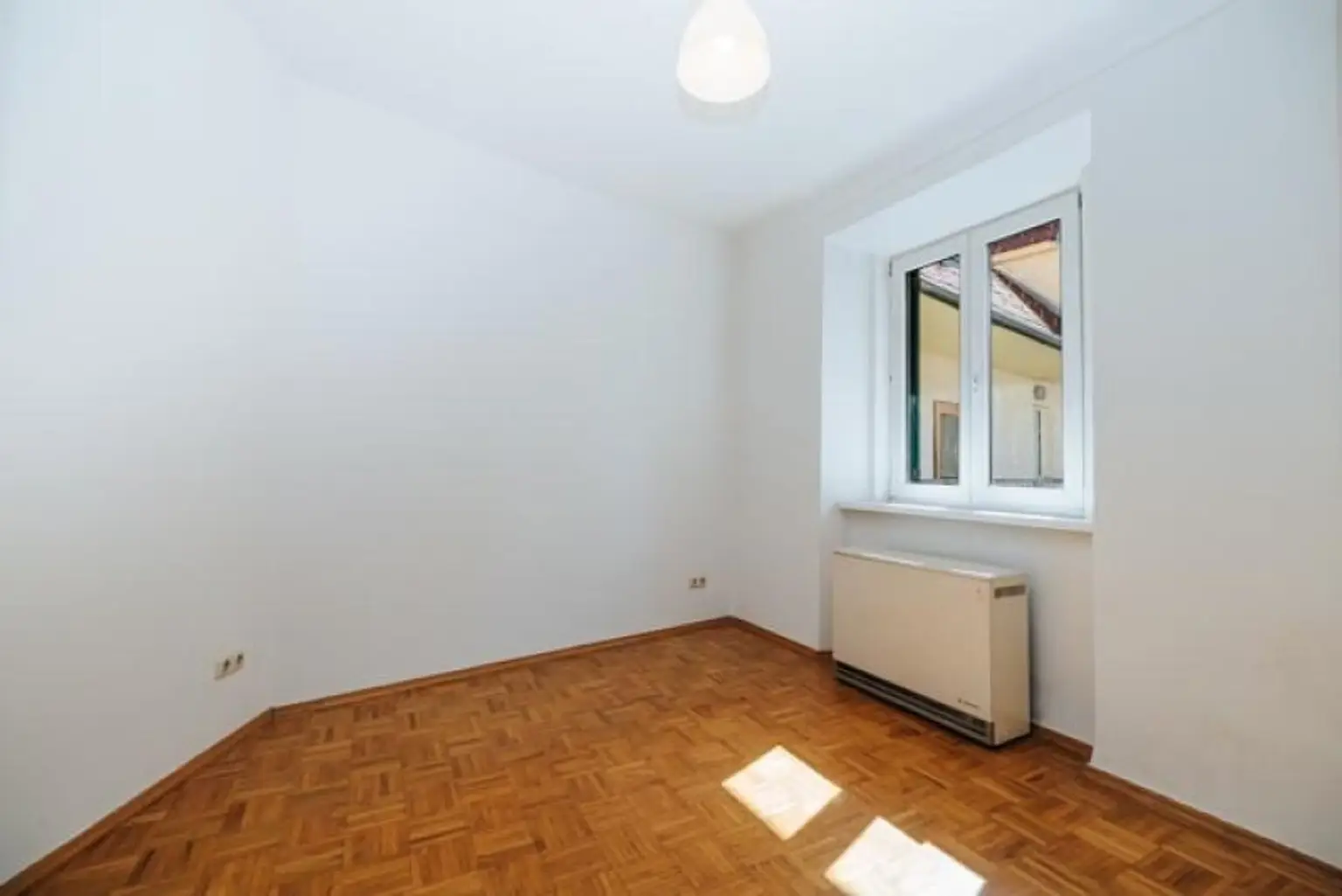 FREI AB SOFORT I ZENTRUMSNAH – JAKOMINIPLATZ UM DIE ECKE I LICHTDURCHFLUTET I KOMFORTABLE DUSCHE I STILVOLLE KÜCHE I HAUSTIERE WILLKOMMEN I TOP-ADRESSE I PROJEKT WOHNEN