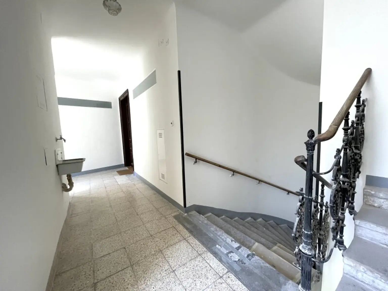 Neu sanierte Garconniere, vis-a-vis Park, zentral im 17. Bezirk!