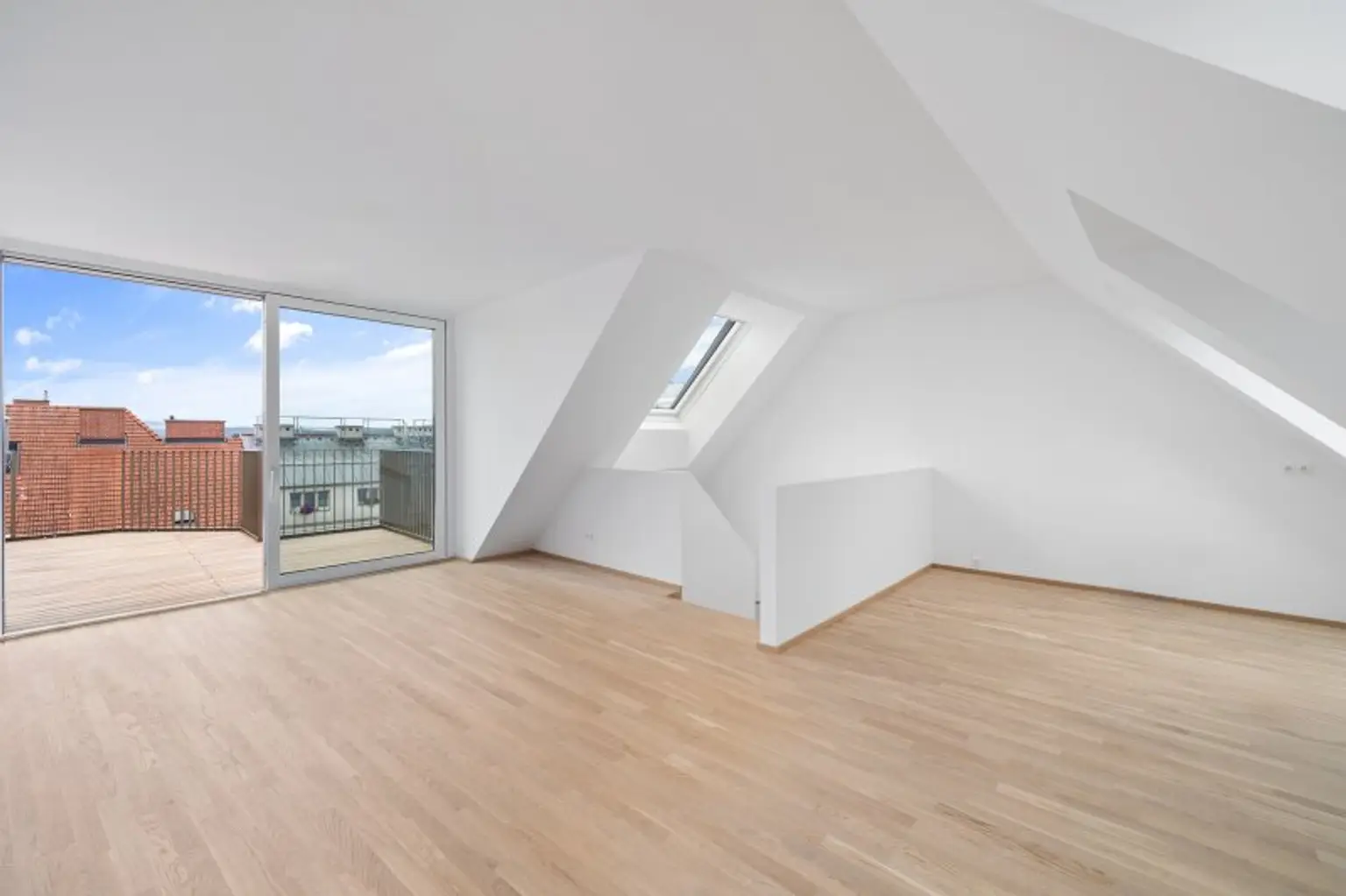 4-Zimmer-Dachgeschosswohnung (Massivbauweise) mit Terrassen in generalsaniertem Altbau