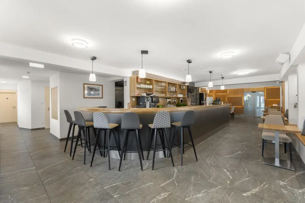 DAS HUNNENBRUNN - hochinteressantes Restaurant und 2 großzügige Wohnungen