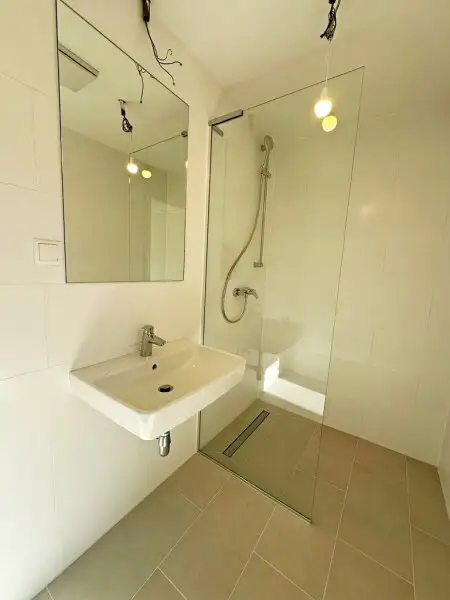 ERSTBEZUG, AUGARTEN-NÄHE, klimatisiertes 44 m2 Dachgeschoss, 2 Zimmer, Komplettküche, Duschbad, Parketten, Brigittenauer Lände