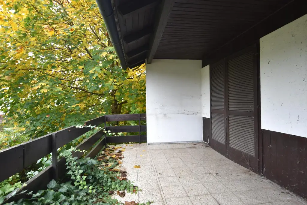 Grundstück mit Blick auf die Donau und sanierungsbedürftigem Bungalow