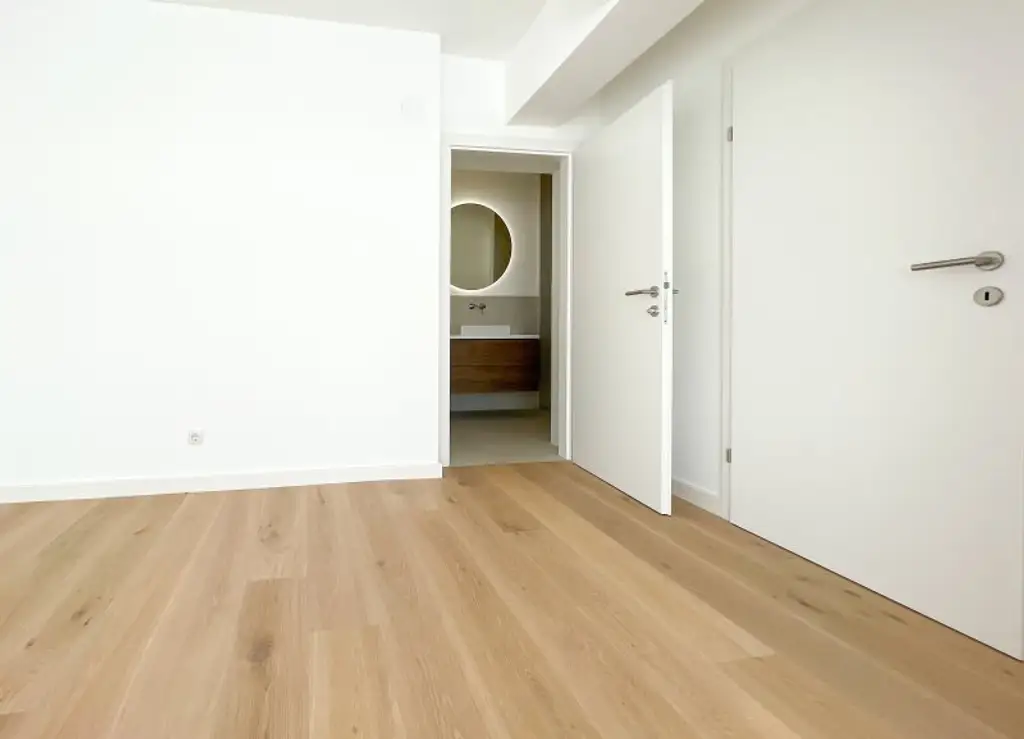 REVITALISIERTES ZINSHAUS: generalsanierte 3-Zimmerwohnung im klimatisiertem DG