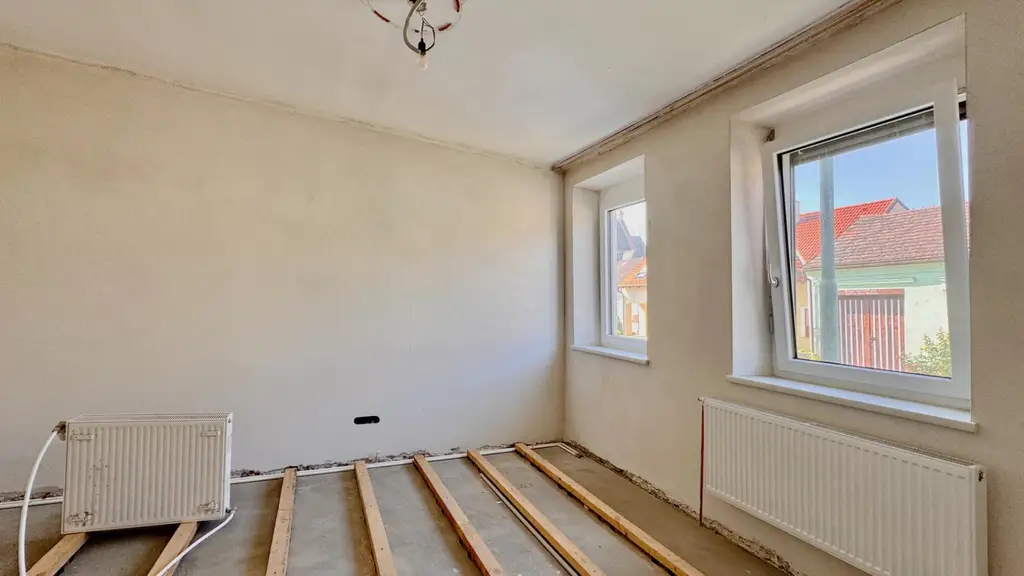 Ehemaliges Bauernhaus mit Nebengebäuden