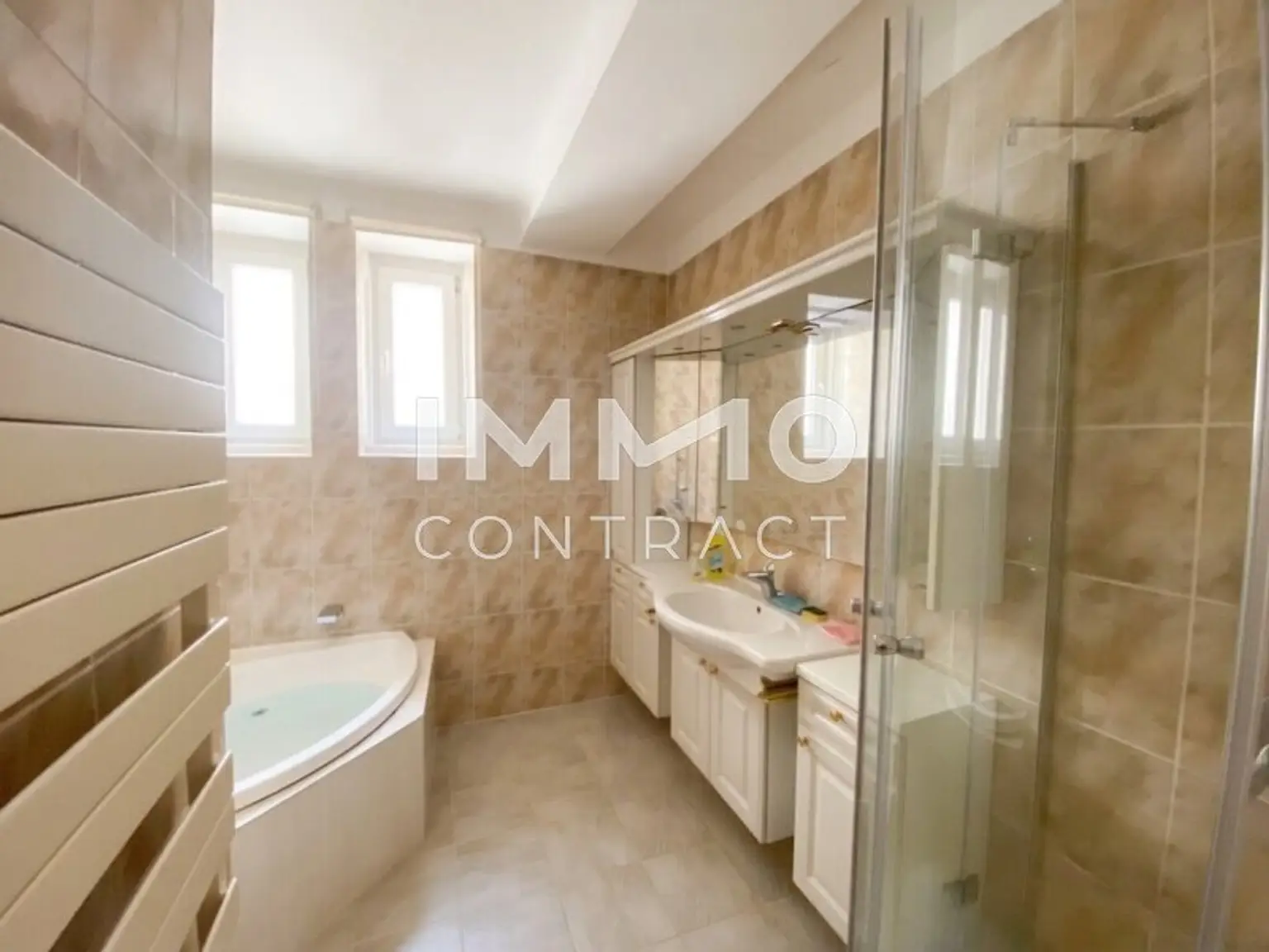 Badezimmer mit Fenstern und Doppelwaschbecken