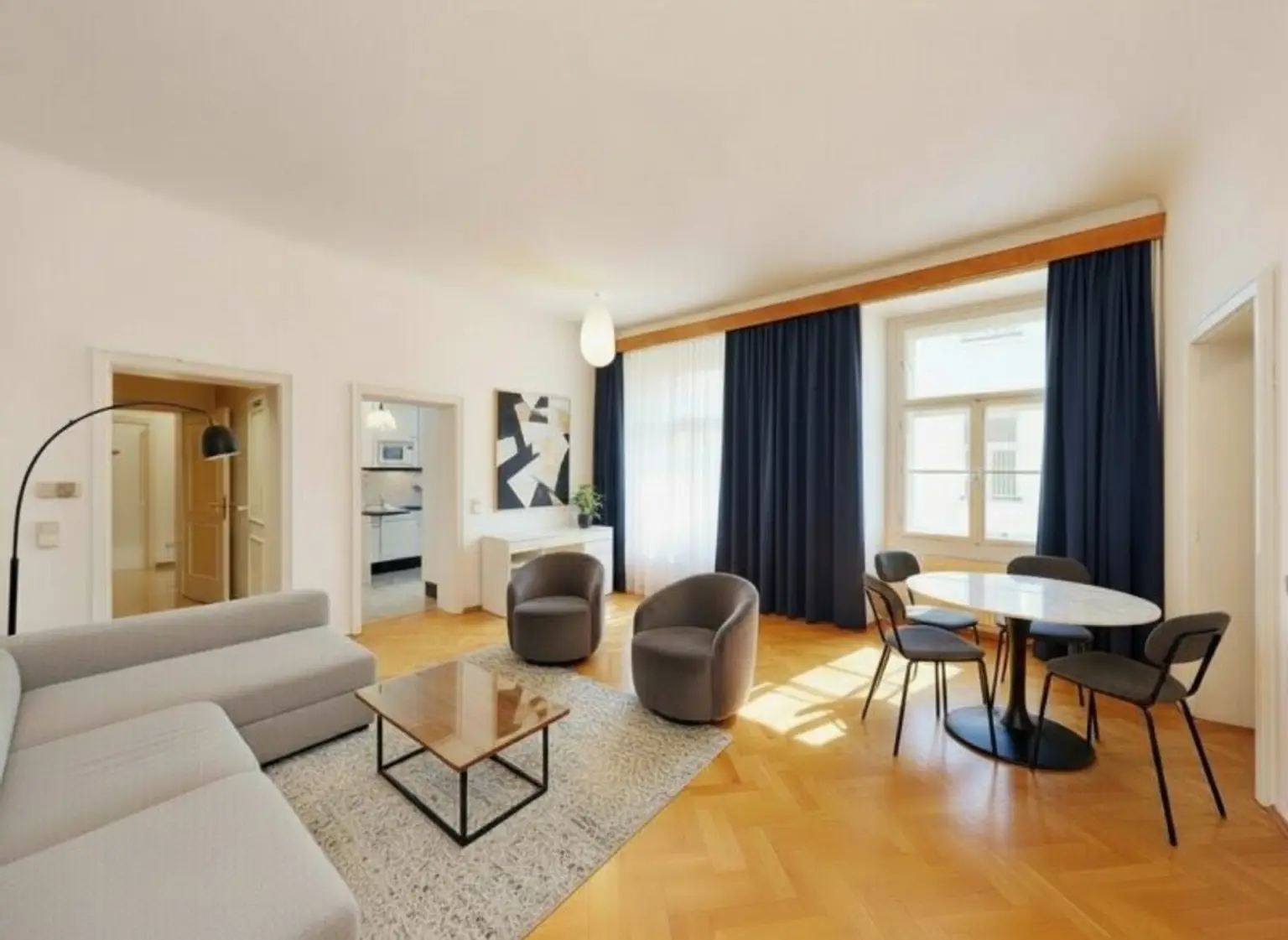 Besonders ruhig gelegene, elegante Altbauwohnung im Herzen der City!