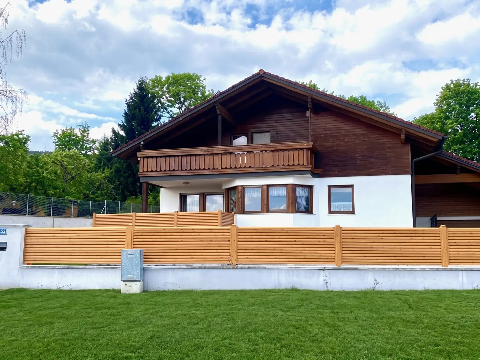Hausfront, Zufahrt (KI bearbeitet)