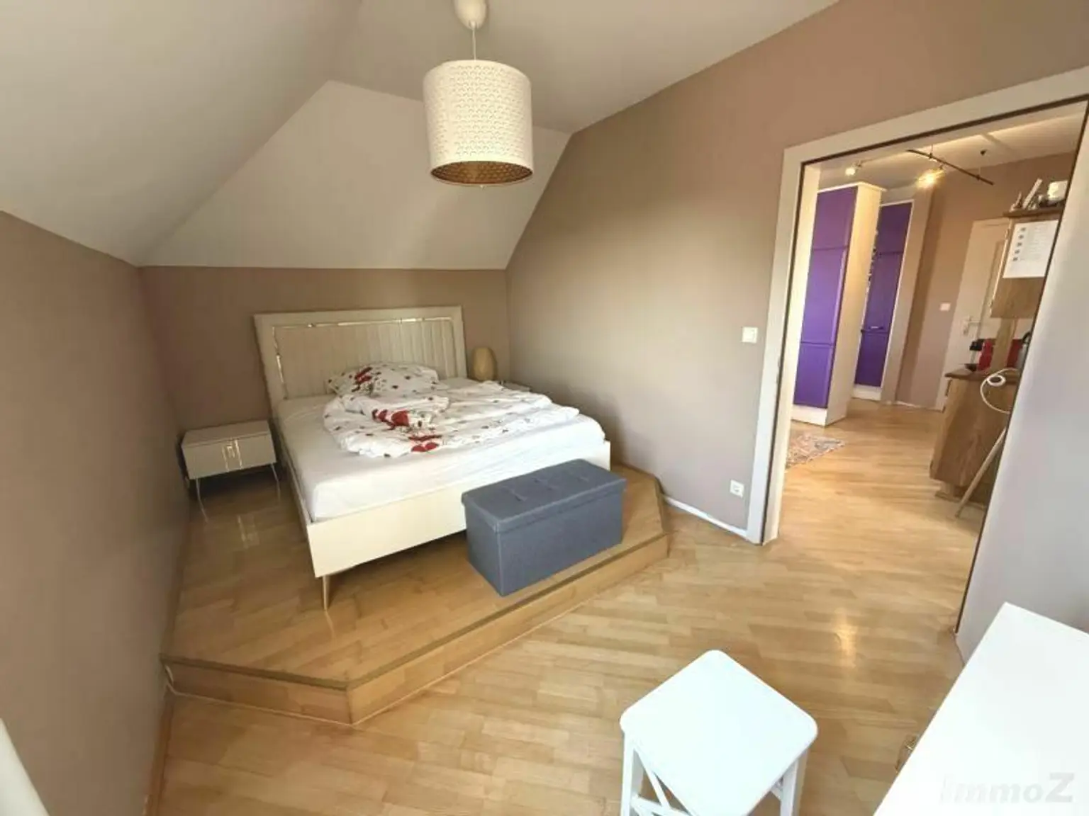 Schlafzimmer mit Podest