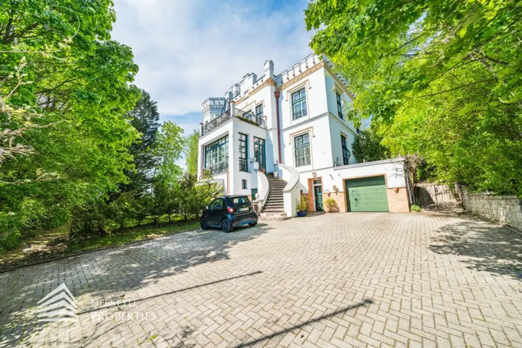 Luxuriöser 14- Zimmer Wohntraum mit Dachterrasse und Pool, Nähe Wilhelminenschloss