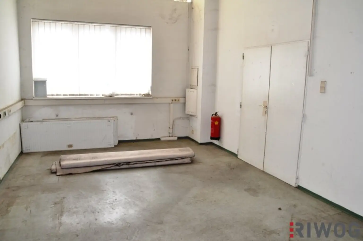 Ebenerdige Halle mit 1.180m² im Industriegebiet Strebersdorf! Autobahnnähe! Mit LKW/Bus befahrbar!