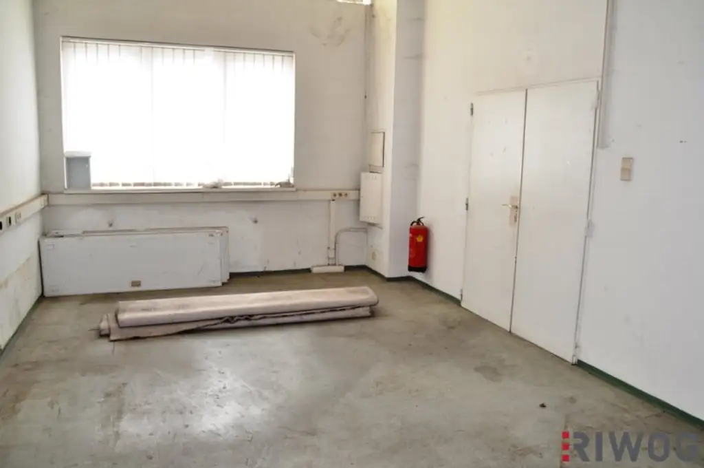 Ebenerdige Halle mit 1.180m² im Industriegebiet Strebersdorf! Autobahnnähe! Mit LKW/Bus befahrbar!