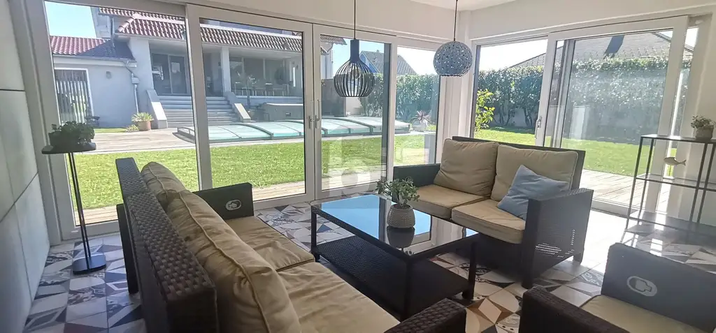 MODERNE ELEGANZ - GROSSZÜGIGER FAMILIENHIT MIT POOL UND POOLHAUS