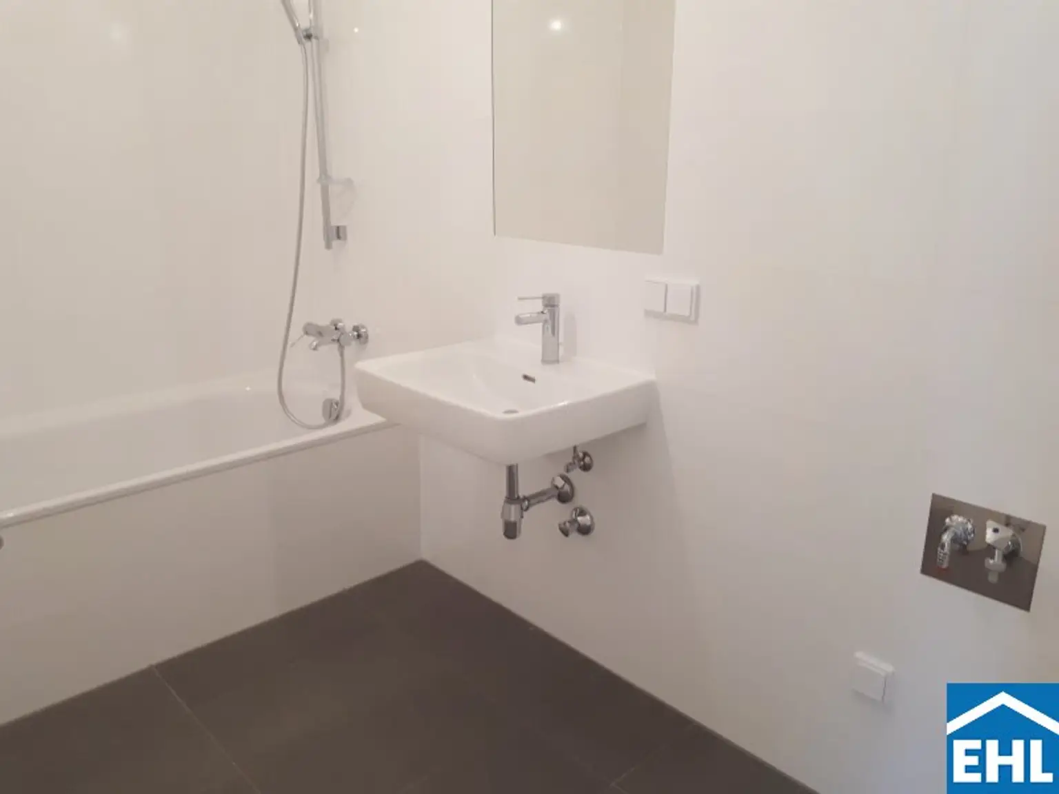 Geräumige Dachgeschosswohnung mit Balkon im Herzen Magaretens