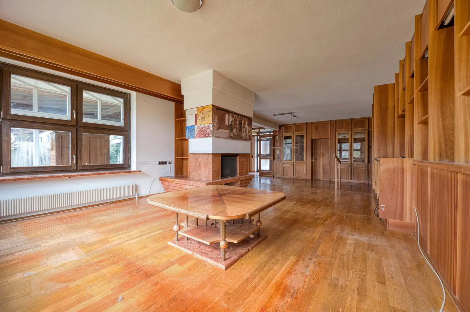 Sie brauchen viel Platz? Wir haben die Lösung. Sanierungsbedürftiges Architektenhaus in bester Lage.