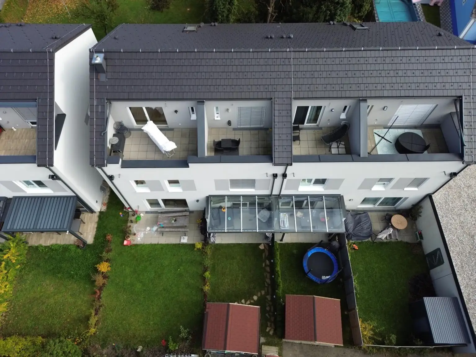 Moderne Reihenhausvilla mit Studio im DG und XXL-Dachterrasse, Carport und KFZ-Abstellplatz in Zentrumsnähe von Vöcklabruck